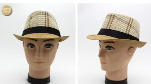 Dettaglio del cappello fedora in paglia color cammello con nastro decorativo nero classico