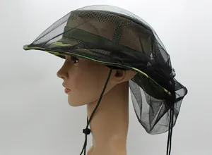 Détail d'un chapeau de soleil camouflage avec moustiquaire noire et cordon de serrage