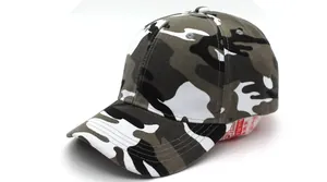 Detailansicht der Camouflage-Baseballkappe mit verstärkten Nähten und Belüftungslöchern