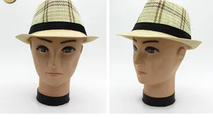 Dettaglio di cappello in paglia con motivo a quadri marroni e nastro nero decorativo