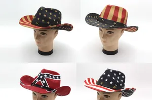 Dettaglio di cappelli da cowboy intrecciati con stelle metalliche e motivi bandiera USA