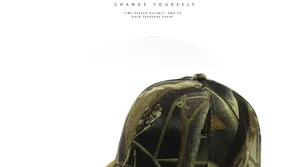 Detail des Wald-Camouflage-Musters auf der Baumwollkrone einer taktischen Baseballkappe