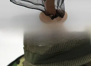 Détail du chapeau anti-moustique avec filet en maille respirante et tissu vert olive