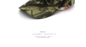 Detailaufnahme der Camouflage-Baseballkappe mit Twill-Baumwolle und präzisen Nähten