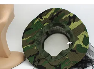 Détail d'un chapeau de soleil camouflage avec doublure en maille et filet anti-moustique