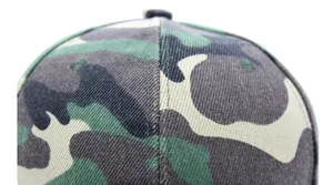Makrodetail einer Camouflage-Baseballkappe aus robustem Baumwolltwill mit verstärkten Nähten