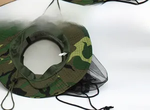 Détail du chapeau de pêche camouflage avec filet de protection à 360 degrés et cordon ajustable
