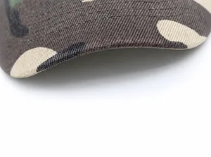 Detail von Camouflage-Twill-Gewebe und verstärkten Nähten an der Kappe Krempe