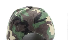 Detailansicht der Camouflage-Baseballkappe mit Twill-Stoff und verstellbarem Knopf