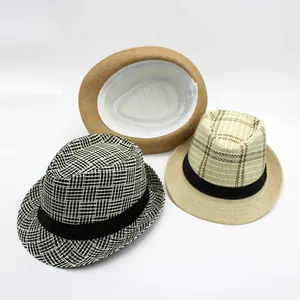 Tre cappelli fedora estivi in paglia con motivi a quadri e vista dell'interno del cappello