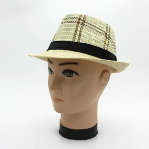 Cappello fedora in paglia beige con corona a scacchi marroni e nastro decorativo nero