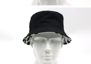 Dettaglio di un cappello a secchiello nero con fodera muccata e cuciture rinforzate
