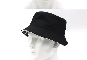Dettaglio di un cappello a secchiello nero con cuciture rinforzate e interno reversibile