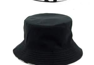 Dettaglio ravvicinato di un cappello a secchiello nero in cotone con tesa cucita