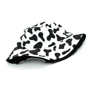 Cappello a secchiello reversibile con stampa muccata e fodera nera per il sole