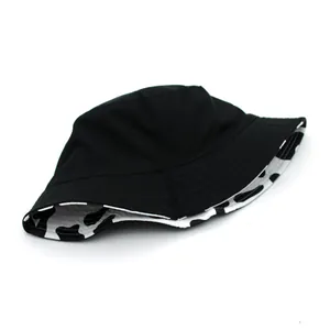 Cappello a secchiello reversibile in cotone nero con fodera con stampa a mucca