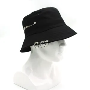 Unisex Anglerhut in Schwarz aus Baumwolle mit silbernen Metallringen und Nadel