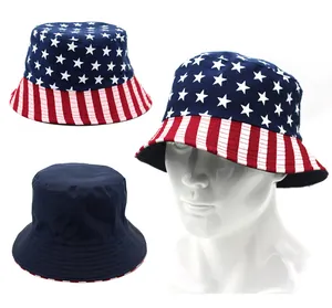 Dettaglio del cappello a secchiello reversibile con stelle e strisce e cuciture rinforzate