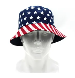 Dettaglio di un cappello da pescatore con motivo a stelle e strisce della bandiera americana