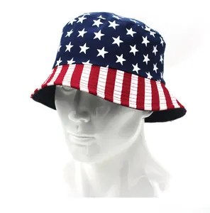 Dettaglio cappello pescatore bandiera USA con stelle e strisce su testa manichino
