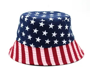 Dettaglio di un cappello da pescatore con stelle e strisce della bandiera americana
