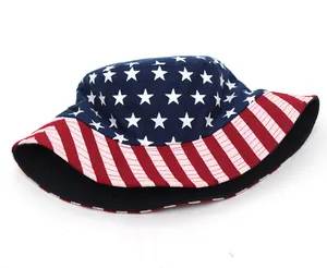 Dettaglio di un cappello da pescatore USA con stelle e tesa a strisce rosse
