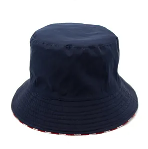 Dettaglio del cappello alla pescatora blu navy con fodera a righe bianche e rosse