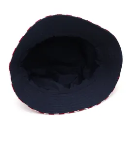 Dettaglio cappello bucket stile bandiera USA con strisce bianche rosse e interno blu