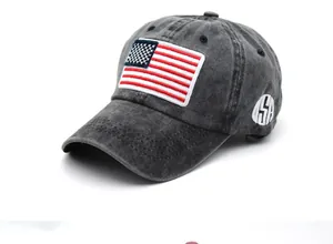 Dettaglio del ricamo USA e della toppa bandiera su un cappello in cotone lavato