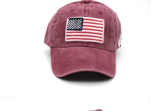 Dettaglio del ricamo della bandiera USA su berretto da baseball vintage rosso lavato