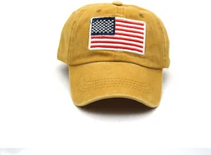 Dettaglio del cappello vintage giallo con ricamo della bandiera americana ricamata