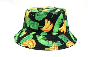 Vue détaillée du motif feuilles de bananier tropical sur bob noir avec coutures renforcées