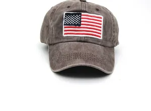 Dettaglio del ricamo bandiera americana su cappello baseball marrone lavato