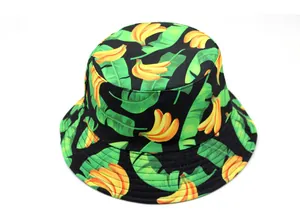 Détail d'un chapeau bob noir avec motifs de bananes jaunes et de feuilles vertes