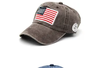 Dettaglio del ricamo USA e della toppa bandiera americana su cappello di cotone lavato