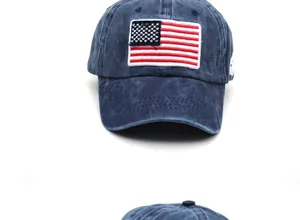 Dettaglio cappello baseball in denim lavato blu navy con ricamo bandiera USA e cuciture