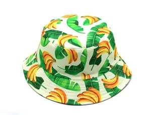 Vue de dessus du chapeau bob en toile blanche avec imprimé bananes et feuilles