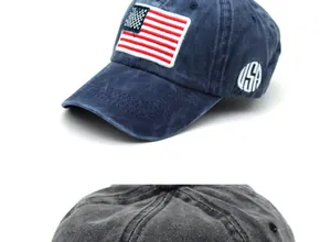 Dettaglio del ricamo bandiera USA e texture in cotone lavato su un cappellino da baseball