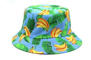 Détail de l'imprimé banane tropicale sur un bob en coton bleu clair avec coutures