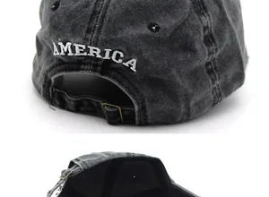 Dettaglio del ricamo America e fibbia in metallo sul cappello grigio scuro lavato