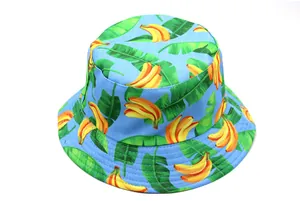 Détail de l'imprimé banane et feuilles sur bob en coton bleu clair avec coutures précises