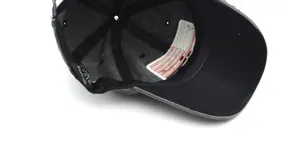 Dettaglio interno di un cappello grigio in cotone lavato con etichetta 100% cotone