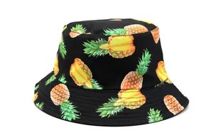 Détail d'un bob noir avec imprimés d'ananas réalistes et bord avec coutures renforcées