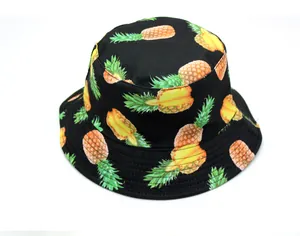 Détail de l'imprimé ananas tropical sur bob noir avec coutures de bord renforcées