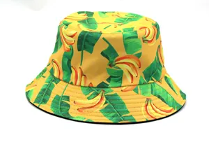 Détail du chapeau bob jaune avec imprimé banane et coutures renforcées sur le bord