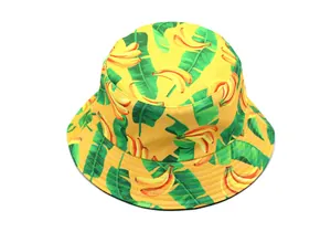 Détail d'un chapeau bob jaune avec imprimé intégral de bananes et de feuilles tropicales