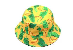 Vue détaillée d'un chapeau bob jaune avec motifs tropicaux de bananes et de feuilles
