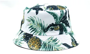 Detailansicht des tropischen Ananas- und Palmenmusters auf dem weißen Fischerhut