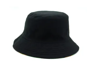 Vue détaillée des coutures renforcées sur le bord d'un chapeau bob en coton noir