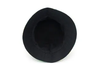 Vue détaillée de la doublure en tissu noir et des coutures de ce chapeau bob